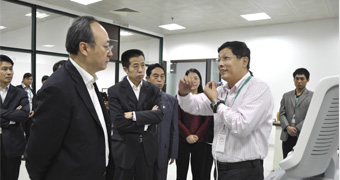 国家药监局局长等领导视察公司